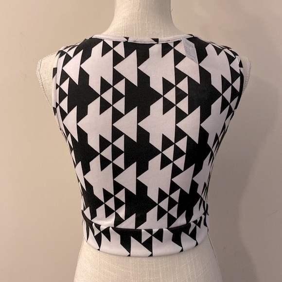 Top 10 women’s geographic print mesh insert crop top black white size S~M - Picture 4 of 9
